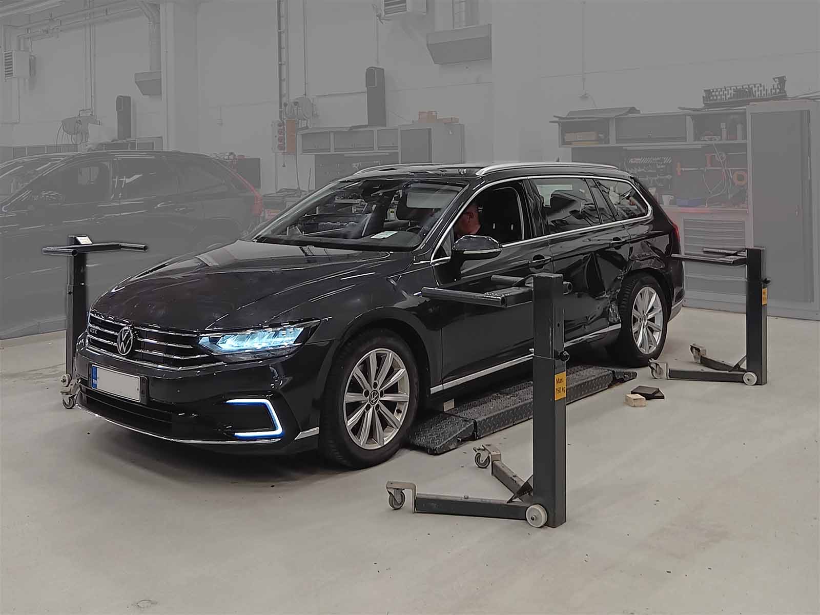 autorobot-car-wheel-stands-3a Car on a lowered scissor lift with Autorobot wheel stands positioned alongside.